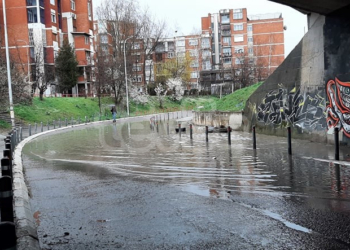 Reshjet e shiut kaplojnë Stacionin e Autobusëve në Prishtinë