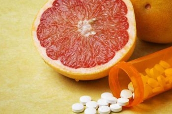 Fruti që nuk duhet ta konsumoni nëse jeni duke përdorur ilaçe