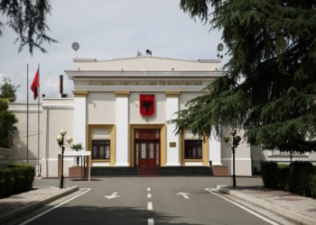 Në Kuvendin e Shqipërisë kërkohet 1 minutë heshtje në përkujtim të viktimave në Kosovë