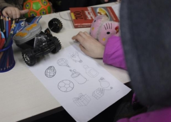 Një mësim i  ashpër lufte, fëmijët ukrainas mësojnë të dallojnë lodrat nga eksplozivët rusë