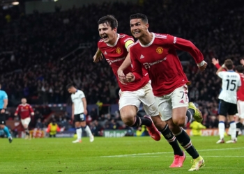 I theu telefonin tifozit, ndëshkohet Ronaldo