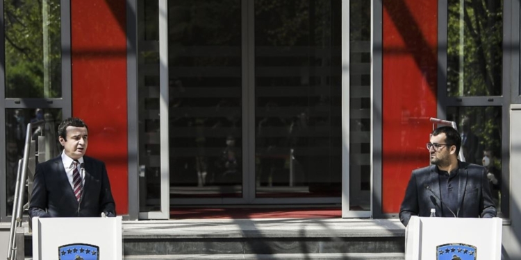 Ish-këshilltari i reagon Kurtit: Kryeministër, a po t’dhem kryet?