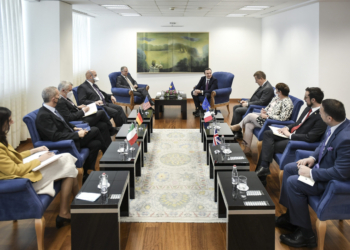 Para takimit me Escobarin, Kurti pret në zyrë ambasadorët e QUINT-it