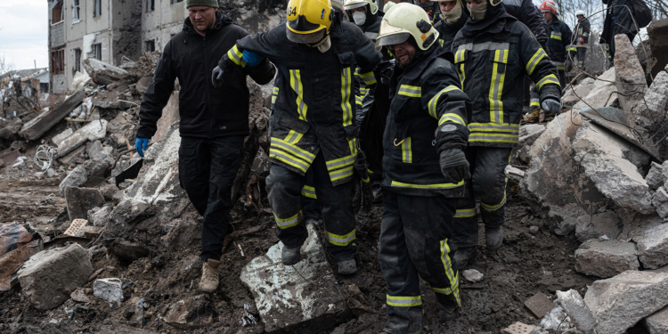 41 trupa të gjetur deri më tani në komplekset e apartamenteve Borodianka të shkatërruar nga granatimet ruse