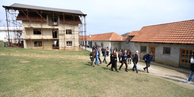 Grupi i ekspertëve vizitë pune në Kompleksin Memorial Adem Jashari