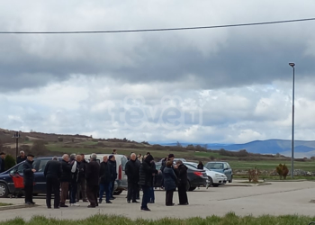 Serbët në Graçanicë në pritje të autobusit për t’u nisur drejt Serbisë për zgjedhjet