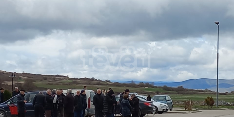 Serbët në Graçanicë në pritje të autobusit për t’u nisur drejt Serbisë për zgjedhjet