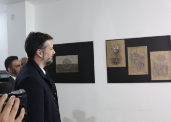 Ministri Çeku vizitoi ekspozitën e fëmijëve të komunitetit rom në Prizren