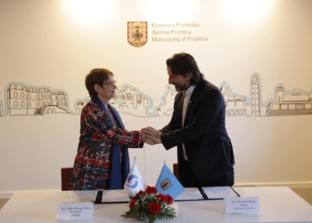 Nënshkruhet marrëveshja për përmirësimin e efiçiencës në 47 ndërtesa publike në Prishtinë