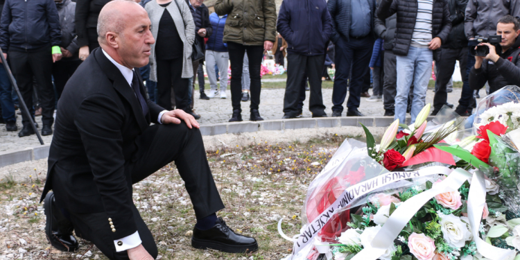 Ramush Haradinaj përkujton Agim Ramadanin në 23 vjetorin e rënies së tij