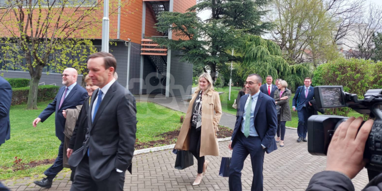 Tre senatorët amerikanë në takim me Kurtin