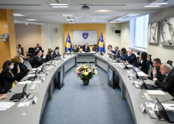Ekzekutivi kosovar kritikohet për rritjen e pagës minimale
