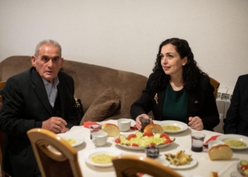 Osmani bën iftar në Mitrovicë te familja e Halil Hasanit që humbi katër djem në luftë