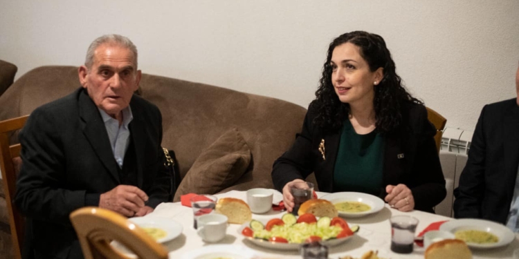 Osmani bën iftar në Mitrovicë te familja e Halil Hasanit që humbi katër djem në luftë