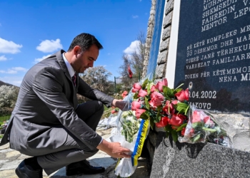 Konjufca kujton të vrarët në Grashticë e Makoc: Ata janë të gjallë dhe nuk harrohen as nuk vdesin kurrë