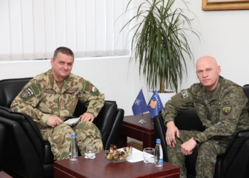 Komandanti i FSK-së, Bashkim Jashari priti në takim Komandantin e KFOR-it, Gjeneral Kajari