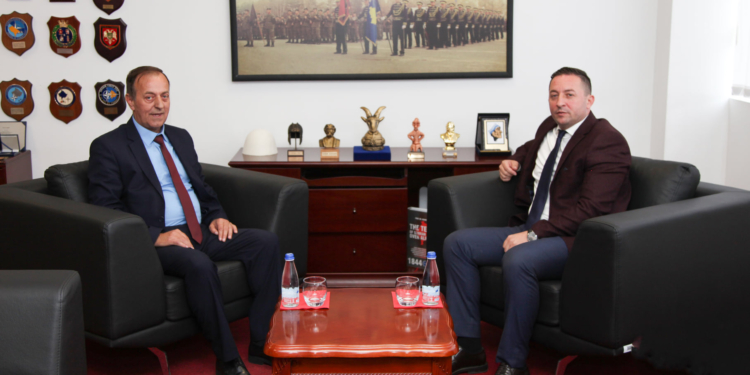 Mehaj takohet me Ish-Shefin e Shtabit të Përgjithshëm të UÇK-së, flasin per sigurinë në vend