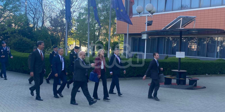 Fehlinger thotë se dialogu Kosovë- Serbi ka filluar të merret seriozisht nga amerikanët