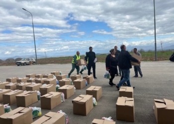 Shoqata “Jetimat e Ballkanit” i dhurojnë 200 pako ushqimore për familjet nevojtare në Deçan