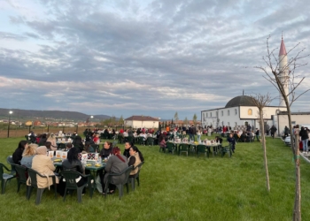 Xhamia “Dëshmorët e Kombit” në Podujevë, shtroi iftar për 300 jetimë