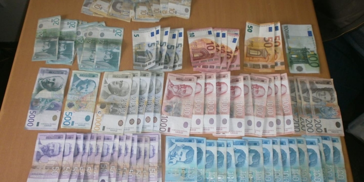 Arrestohet një person në Shtërpcë, vodhi mbi 21 mijë dinarë dhe 275 euro
