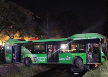 Autobusi dhe makina përplasen përfundojnë në lumin Lanë, të lënduar pesë persona