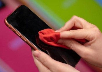Celulari juaj është gjëja më e ndotur që prekni çdo ditë, si ta pastroni