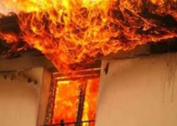 Disa persona hynë me forcë në shtëpinë e gurbetqarit e më pas i vënë zjarrin