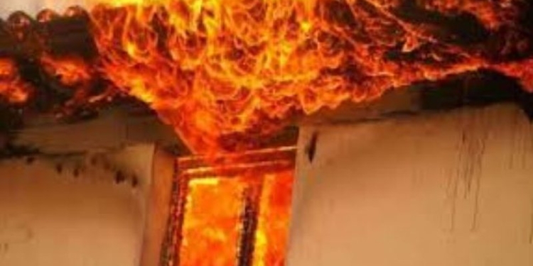 Disa persona hynë me forcë në shtëpinë e gurbetqarit e më pas i vënë zjarrin