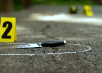 Theret me thikë një person në Prishtinë