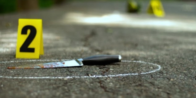 Theret me thikë një person në Prishtinë