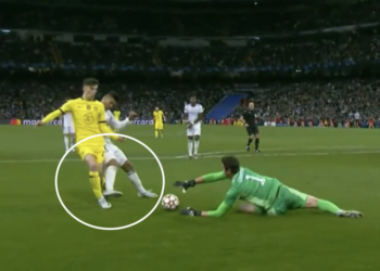 Tifozët e Chelseat: “U dëmtuam dy herë nga VAR-i, kjo ishte penallti!”