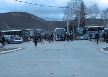 Serbët nga Kosova në mënyrë të organizuar shkojnë në Serbi