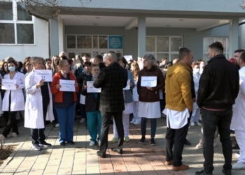 Infermierët mbajnë grevë njëorëshe kërkojnë realizim të kërkesave të tyre