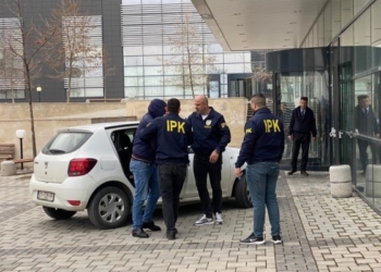 Policët e arrestuar në Vërmicë mbërrijnë në gjykatë