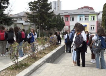 Çantat e ngarkuara po rrezikojnë shëndetin e nxënësve