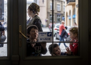 UNICEF: Dy të tretat e të gjithë fëmijëve ukrainas janë zhvendosur