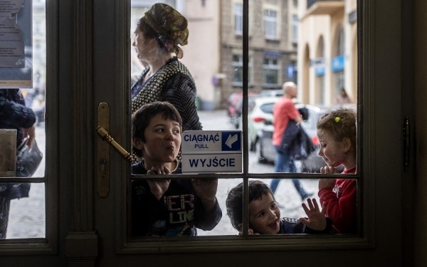 UNICEF: Dy të tretat e të gjithë fëmijëve ukrainas janë zhvendosur