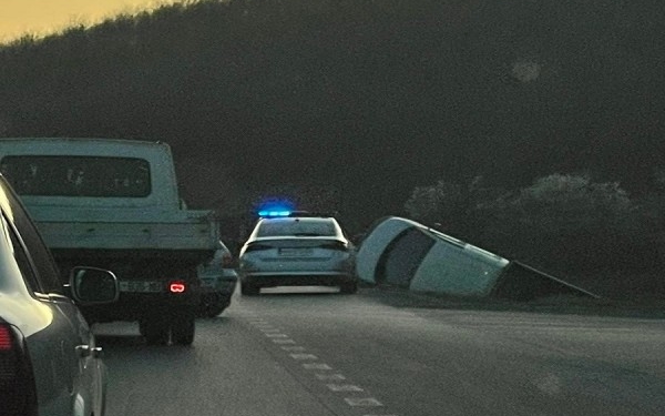 Katër persona të lënduar në një aksident trafiku në rrugën Prishtinë-Pejë
