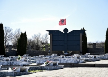 ​Osmani përkujton masakrën në Lagjen e Boshnjakëve në Mitrovicë dhe atë në Sllovi të Lipjanit