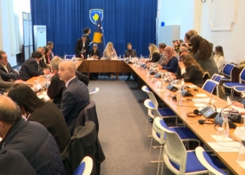 Përfaqësuesit e shoqatave të të pagjeturve u larguan nga tryeza e diskutimit kur foli Kandiq