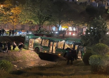 ​Autobusi në Tiranë përfundon në lum, lëndohen dy persona