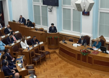 Abazoviq u tha deputetëve se qeveria e re bazohet në dy shtylla kryesore