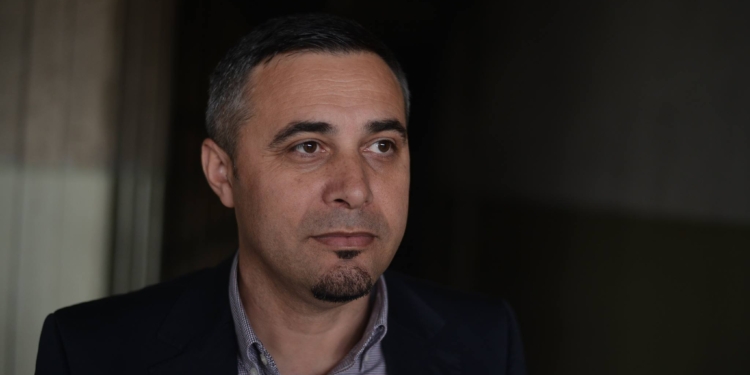 Burri në të gjelbër kundër botës së kuqe