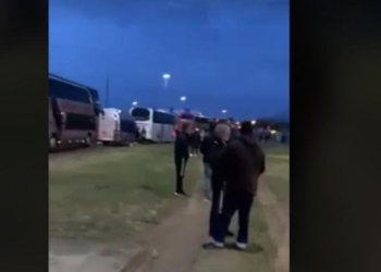 Mërgimtarët ia mësyjnë Kosovës, kolona të gjata në kufirin Hungari-Serbi (Video)