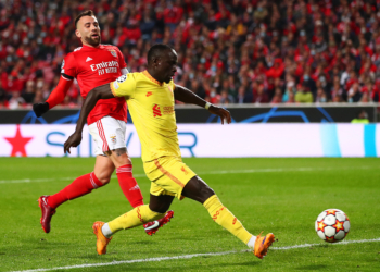 Liverpooli me ‘një këmb’ në gjysmëfinale