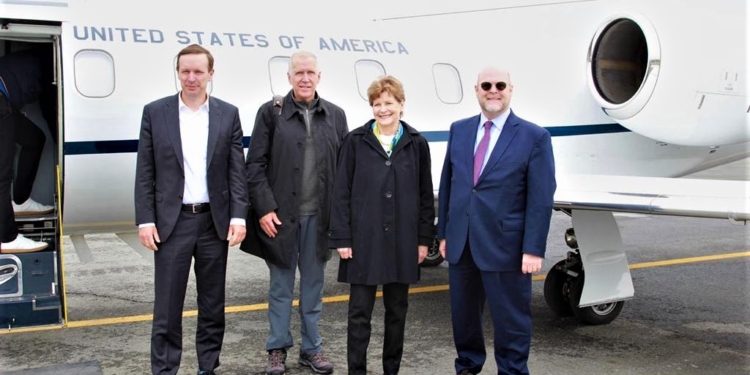 Arrijnë në Kosovë tre senatorët amerikanë