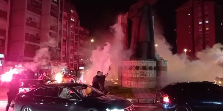 Policia fillon hetimet për të shtënat me armë në veri të Mitrovicës ku u festua fitorja e Vuçiqit