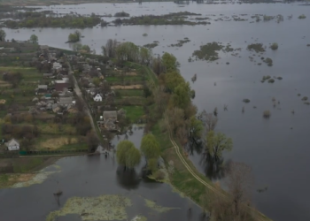 Për të parandaluar pushtimin rus, ukrainasit përmbytën fshatin me hapjen e digës së lumit