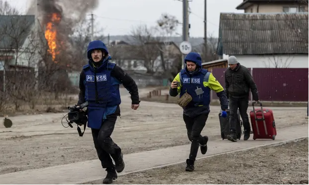 Gazetaret duke ikur ne Ukraine.